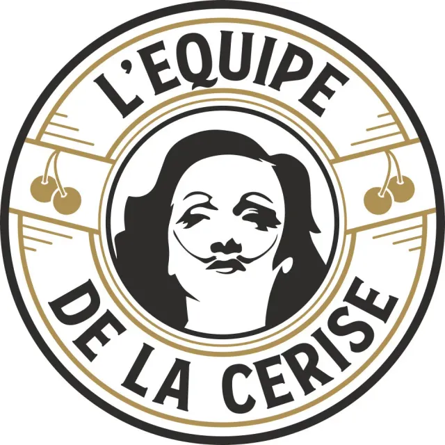 Le Nouveau Chef Equipe Cerise logo brodé poitrine or 8,5 cm